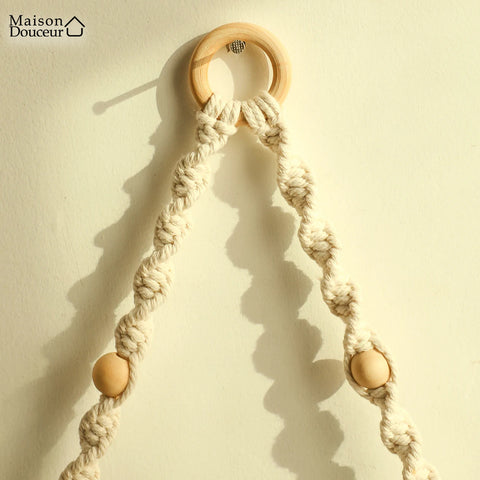 Wandregal aus Holz im böhmischen Stil