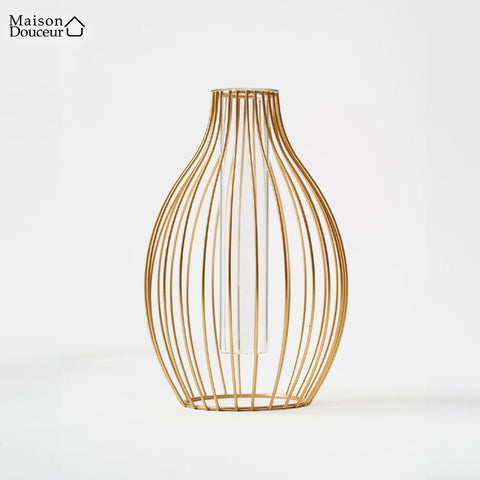 Eisenvase im nordischen Stil 